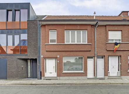 Te renoveren huis met drie tot vier slaapkamers in het centrum van Kruibeke.