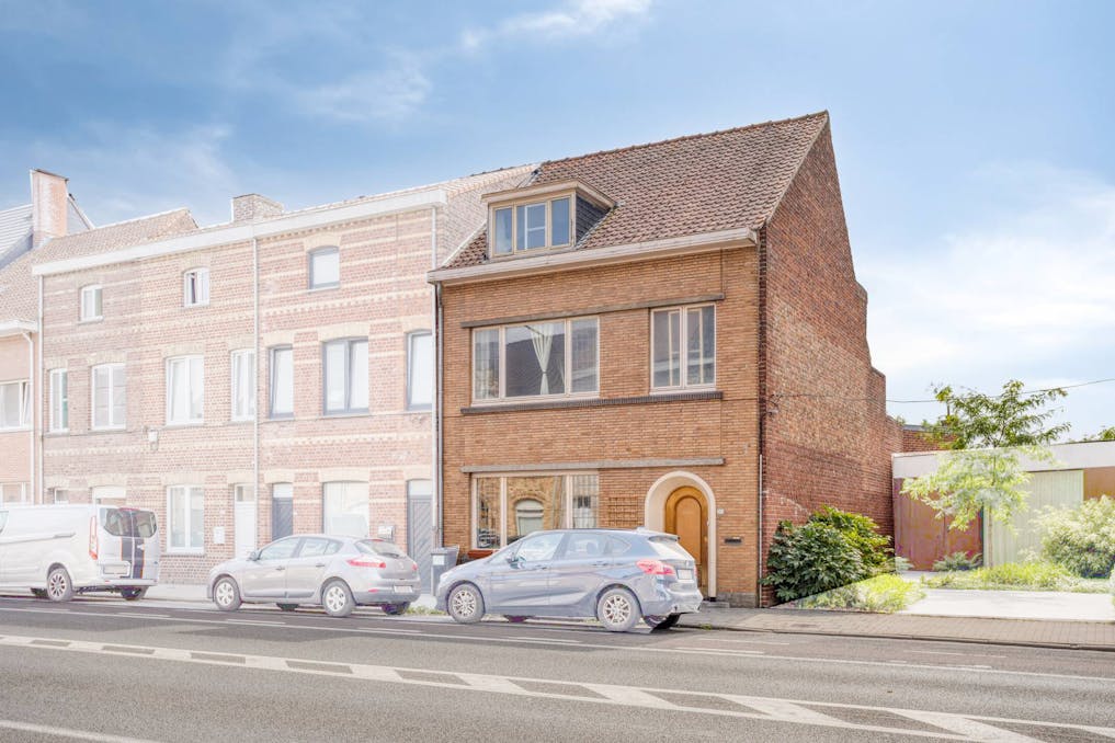 Lichtrijk huis met 4 slaapkamers en zuidwest gerichte tuin in Ieper