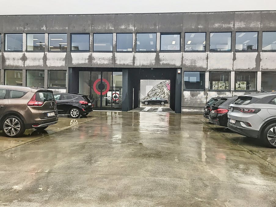 Instapklaar en bemeubeld kantoor te huur in het bedrijvencentrum Cockpit 145 te Wevelgem