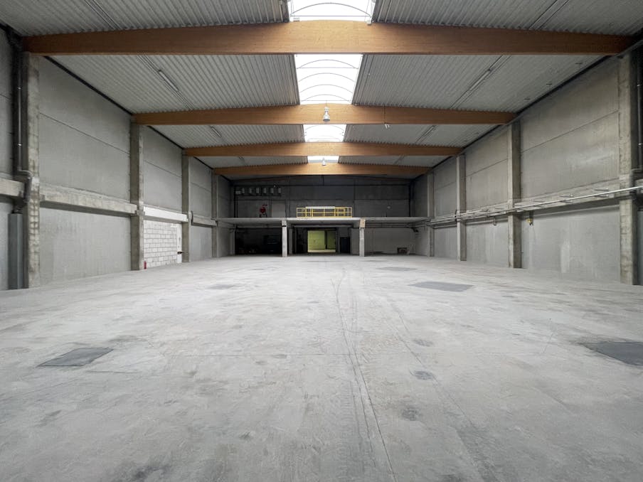 Entrepôt (2 120 m²) avec stockage extérieur à louer Deinze