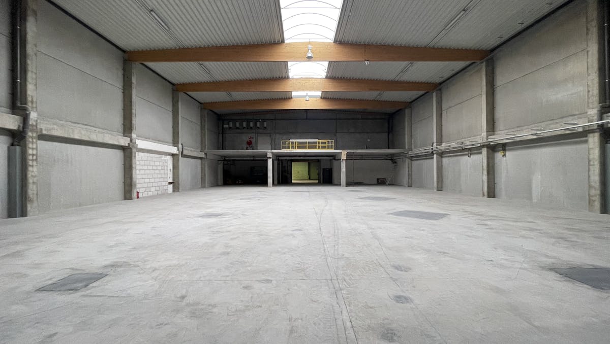 Entrepôt (2 120 m²) avec stockage extérieur à louer Deinze