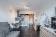 Instapklare studio met terras en zeezicht te Westende!