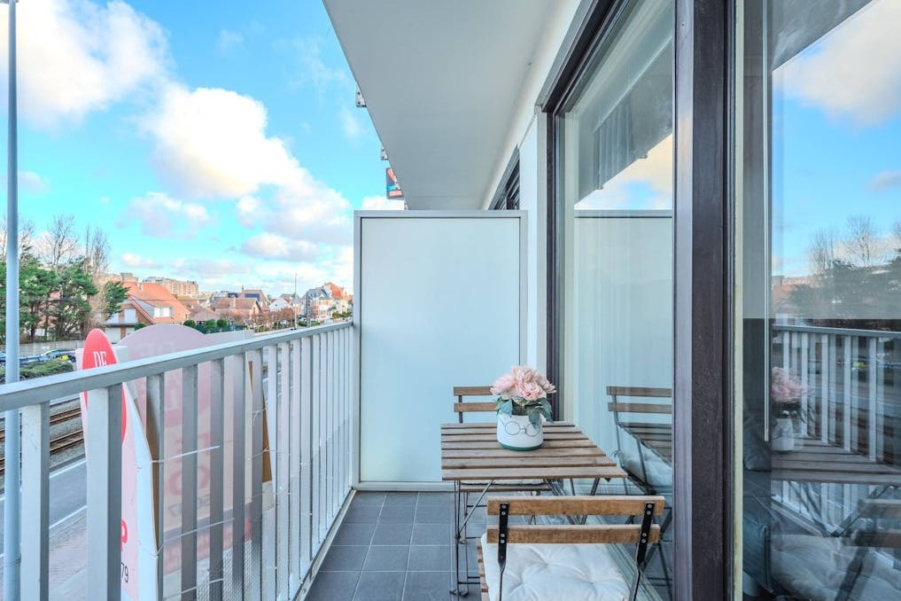 Instapklare studio met terras en zeezicht te Westende!