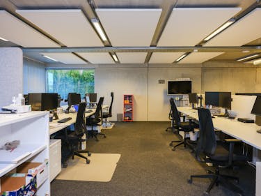 Instapklaar kantoor met veel lichtinval op zichtlocatie
