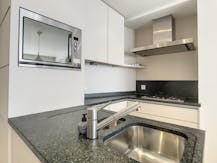 Luxueus zonnig 2-slaapkamer appartement te huur!