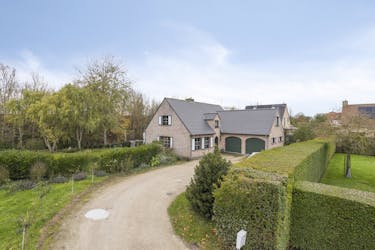 Ruime villa met 4 slaapkamers en dubbele garage op 1.034m² .