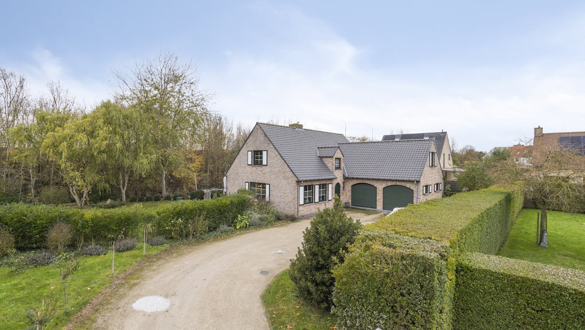 Ruime villa met 4 slaapkamers en dubbele garage op 1.034m² .