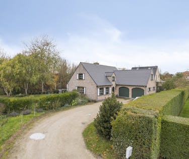 Ruime villa met 4 slaapkamers en dubbele garage op 1.034m² .