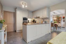 Ruime villa met 4 slaapkamers en dubbele garage op 1.034m² .