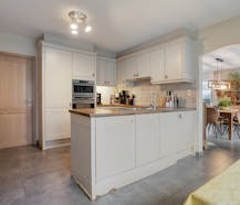 Ruime villa met 4 slaapkamers en dubbele garage op 1.034m² .