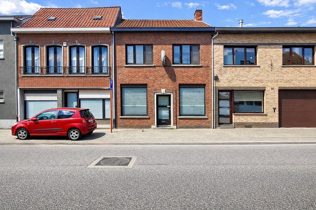 Te renoveren winkel of woning te Kruibeke