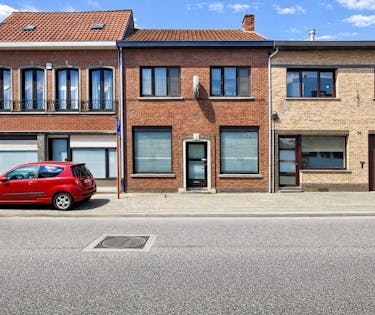 Te renoveren winkel of woning te Kruibeke