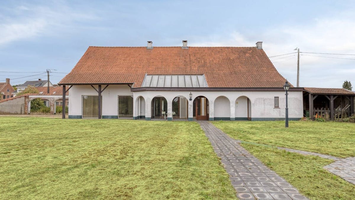Te renoveren hoeve te koop in Lichtaart op ruim perceel