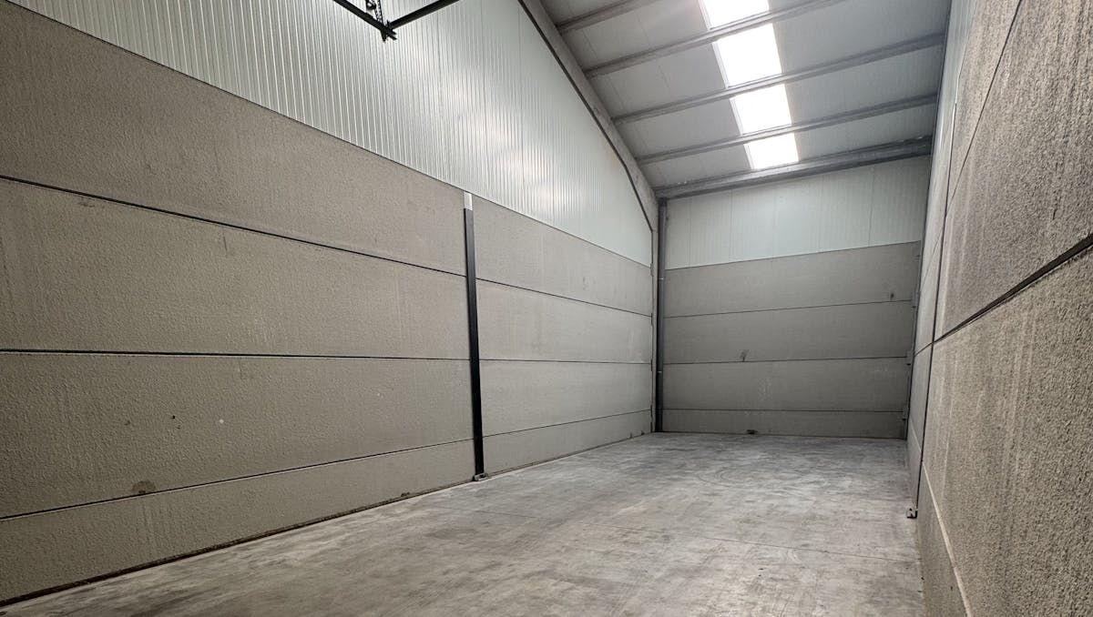 Centraal gelegen magazijn te huur (90 m²) te Middelkerke