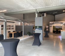 Opslagruimte/magazijn met showroom en bureel te huur.