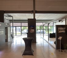 Opslagruimte/magazijn met showroom en bureel te huur.