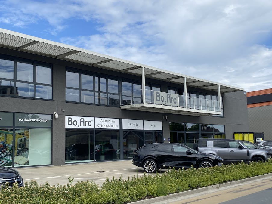 Opslagruimte/magazijn met showroom en bureel te huur.