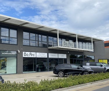 Opslagruimte/magazijn met showroom en bureel te huur.