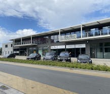 Opslagruimte/magazijn met showroom en bureel te huur.