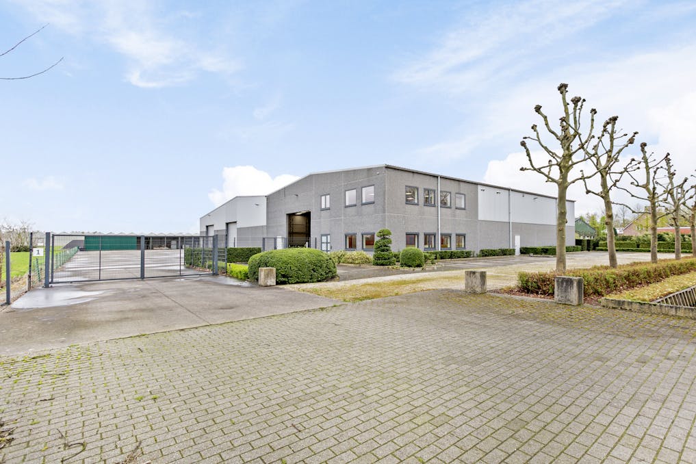 Loods 1600m² met 400m² kantoorruimte te koop in Rijkevorsel!