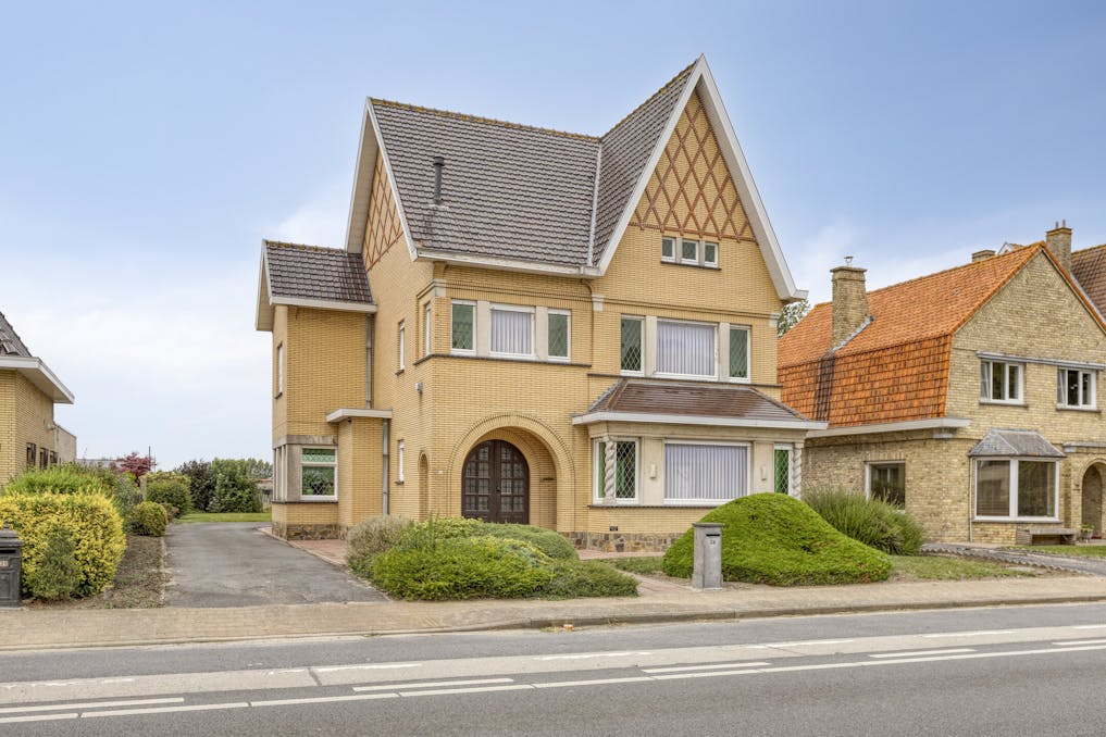 Ruime woning met tuin en garage op 1.845m² te Alveringem.