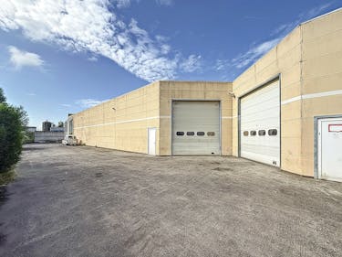 Magazijn (1.006 m²) met kantoren te huur vlakbij E40 Drongen