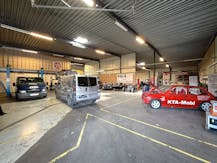 Magazijn (1.006 m²) met kantoren te huur vlakbij E40 Drongen