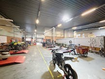 Magazijn (1.006 m²) met kantoren te huur vlakbij E40 Drongen