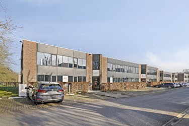 Ruim kantoor van ca. 430 m² met 12 parkeerplaatsen nabij E17