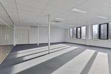 Ruim kantoor van ca. 430 m² met 12 parkeerplaatsen nabij E17