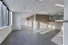 Ruim kantoor van ca. 430 m² met 12 parkeerplaatsen nabij E17