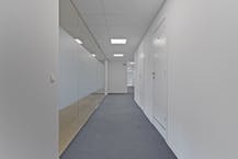 Ruim kantoor van ca. 430 m² met 12 parkeerplaatsen nabij E17