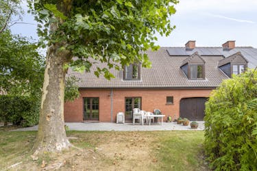 Halfopen bebouwing met 6 slaapkamers op een perceel van 1.200 m²