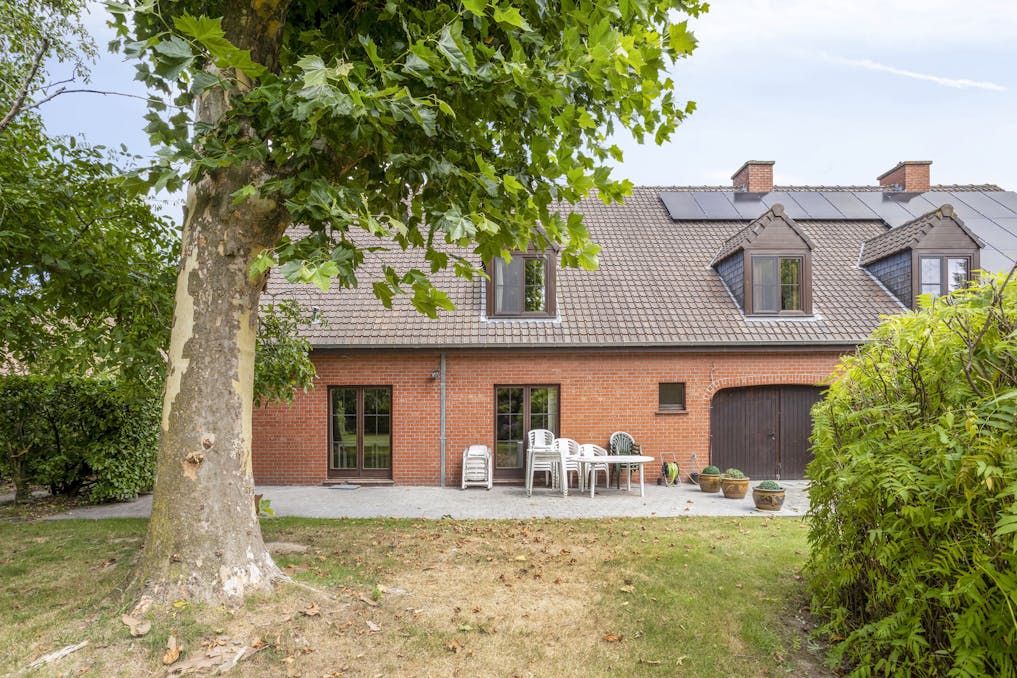 Halfopen bebouwing met 6 slaapkamers op een perceel van 1.200 m²