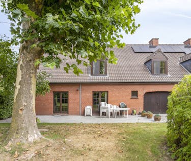 Halfopen bebouwing met 6 slaapkamers op een perceel van 1.200 m²