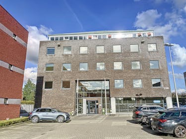  Verhuurd kantoor van 444m² met 10 parkings