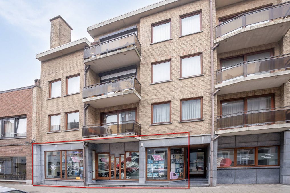 Handelspand met gelijkvloers appartement te koop in Boom