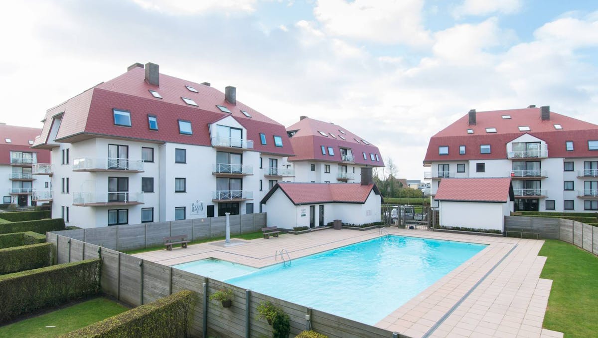 Gerenoveerde studio met terras in de residentie Green Garden