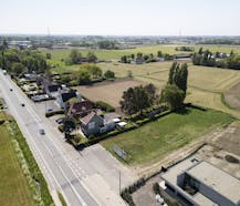 Lot bouwgrond (697 m²) + alleenstaande woning te koop Hulste