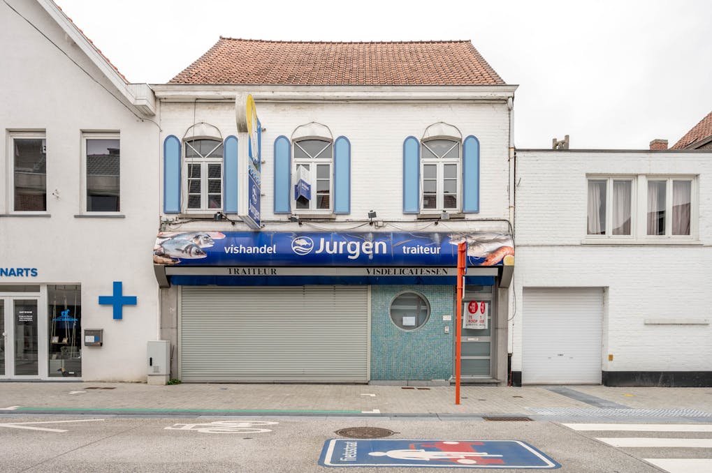 Te renoveren huis met handelspand te koop in Kuurne.