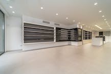 Handelspand met ruime woonst te koop in Veurne-centrum.