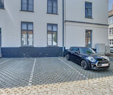 Bovengrondse afgesloten autostaanplaats (p.16) te koop in een centrum Brugge