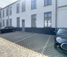 Bovengrondse afgesloten autostaanplaats (p.16) te koop in een centrum Brugge