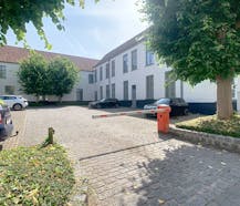 Bovengrondse afgesloten autostaanplaats (p.16) te koop in een centrum Brugge