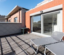 Zuidgerichte penthouse studio met ruime terrassen op topligging!