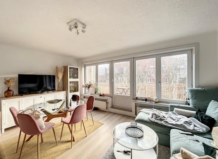 OPTION!!!! Cinquantenaire Park - renovated 2 bedroom apartment with balcony.