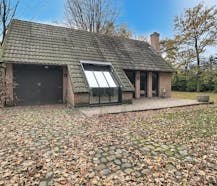 Ruime vakantiewoning op groot open perceel in bosrijk gebied