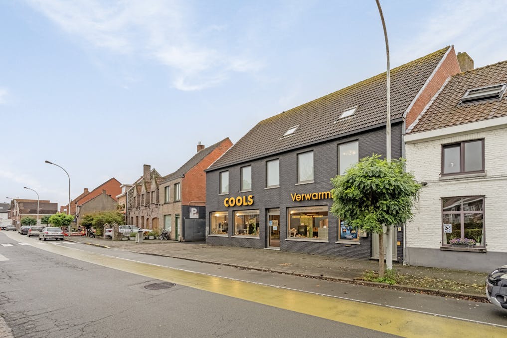 Ruim handelspand met magazijnen te koop in Sint-Andries.