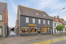 Ruim handelspand met magazijnen te koop in Sint-Andries.