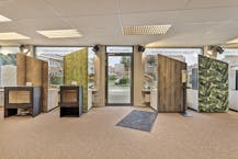 Ruim handelspand met magazijnen te koop in Sint-Andries.